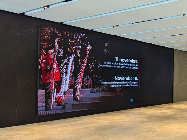 digital signage led in a shopping mall